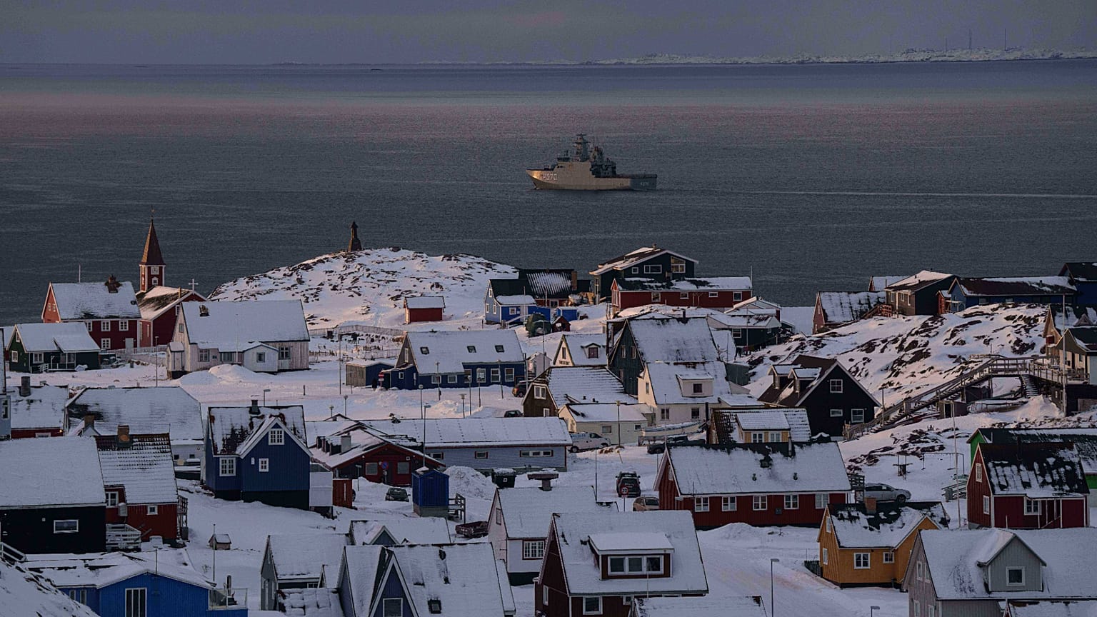 El buque militar HDMS Knud Rasmussen de la Armada Real Danesa patrulla cerca de Nuuk, Groenlandia, el jueves 15 de enero de 2026. 