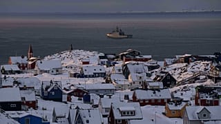 El buque militar HDMS Knud Rasmussen de la Armada Real Danesa patrulla cerca de Nuuk, Groenlandia, el jueves 15 de enero de 2026. 