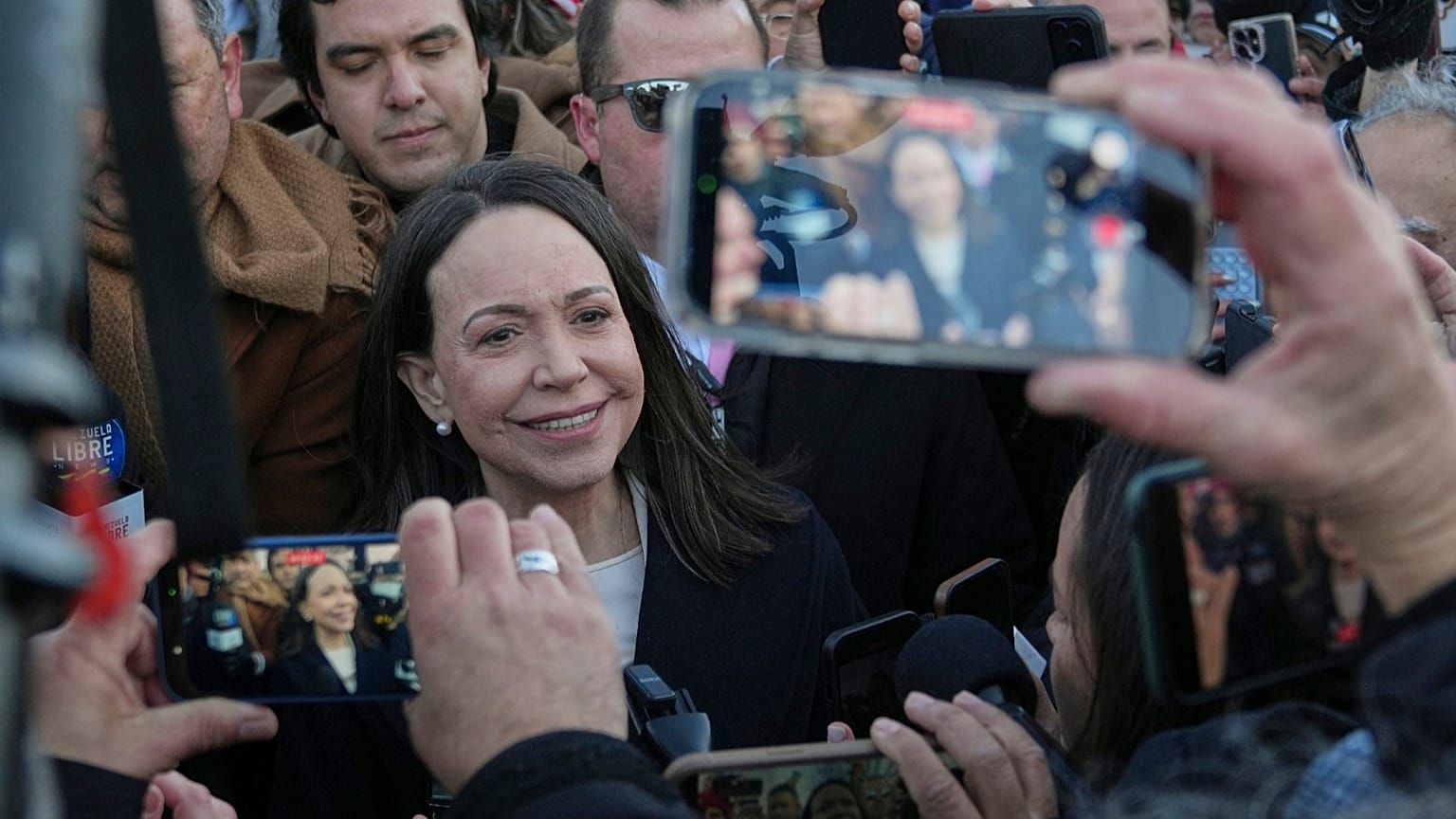 La líder opositora venezolana María Corina Machado, en el centro, sale del Capitolio, el jueves 15 de enero de 2026, en Washington.