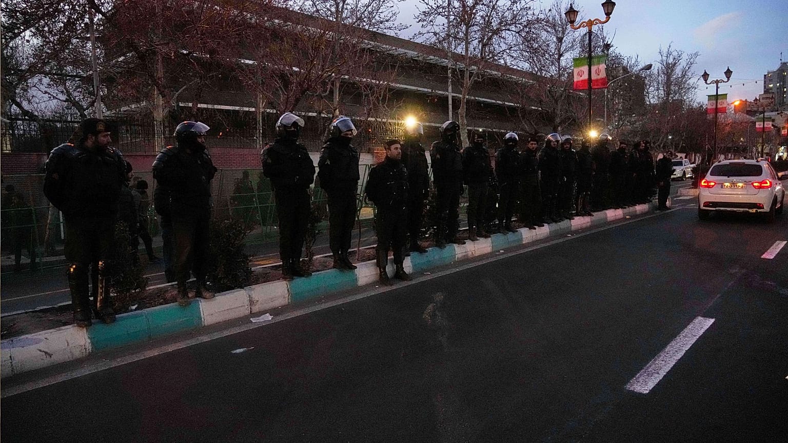 پلیس در جریان تجمع اعتراضی حامیان تندرو حکومت ایران، از سفارت بریتانیا در تهران، ایران محافظت می‌کند؛ چهارشنبه ۱۴ ژانویه ۲۰۲۶.