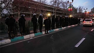 پلیس در جریان تجمع اعتراضی حامیان تندرو حکومت ایران، از سفارت بریتانیا در تهران، ایران محافظت می‌کند؛ چهارشنبه ۱۴ ژانویه ۲۰۲۶.