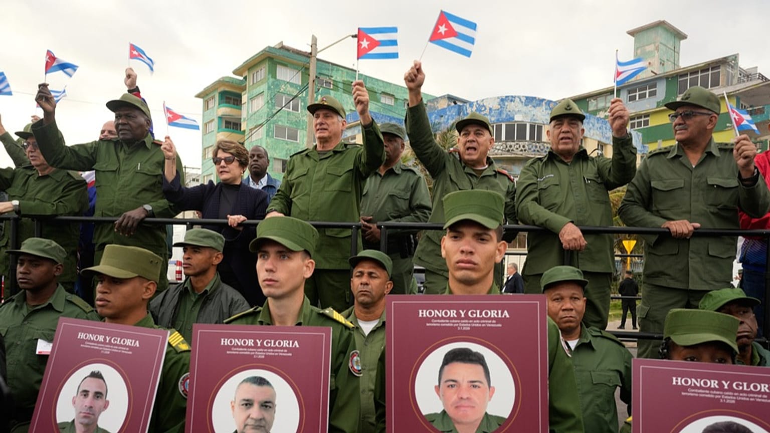 الرئيس الكوبي ميغيل دياز-كانيل يرفع العلم الكوبي خلال تظاهرة أمام السفارة الأمريكية في هافانا، بتاريخ 16 يناير 2026.