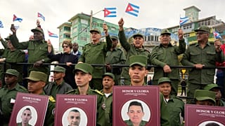 الرئيس الكوبي ميغيل دياز-كانيل يرفع العلم الكوبي خلال تظاهرة أمام السفارة الأمريكية في هافانا، بتاريخ 16 يناير 2026.