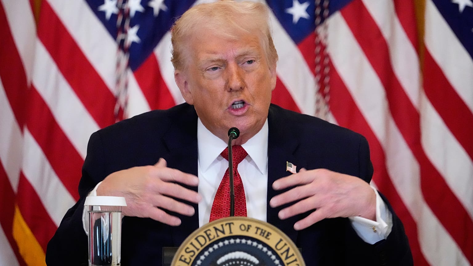 ألقى الرئيس دونالد ترامب كلمة  في القاعة الشرقية بالبيت الأبيض، يوم الجمعة 16 يناير/كانون الثاني 2026، في واشنطن. (صورة من وكالة أسوشيتد برس/أليكس براندون)