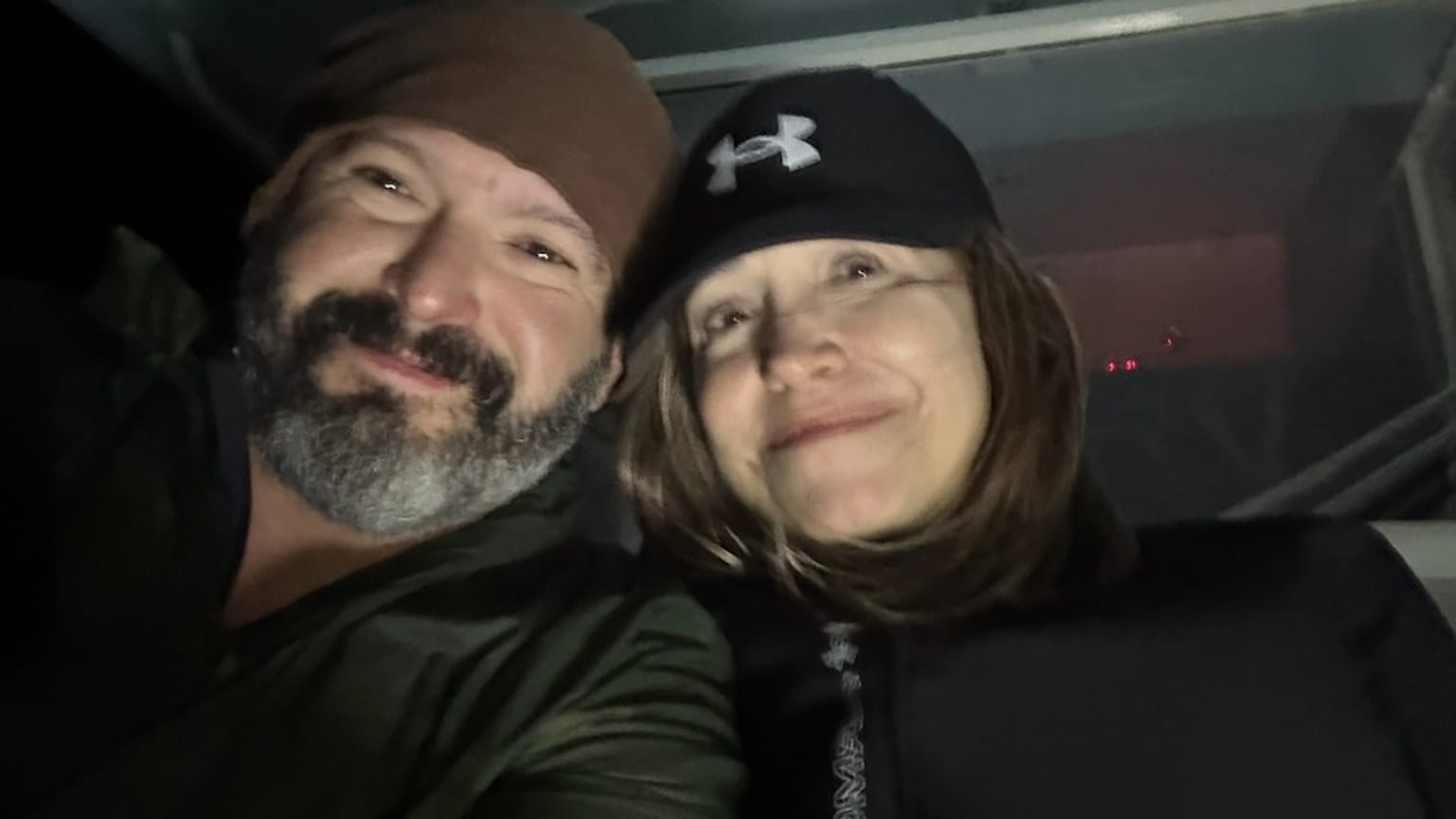 María Corina Machado y un miembro de la tripulación de Grey Bull Rescue.