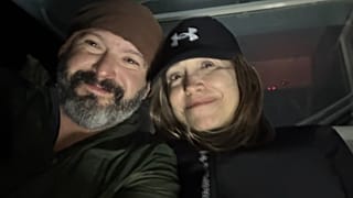 María Corina Machado y un miembro de la tripulación de Grey Bull Rescue.