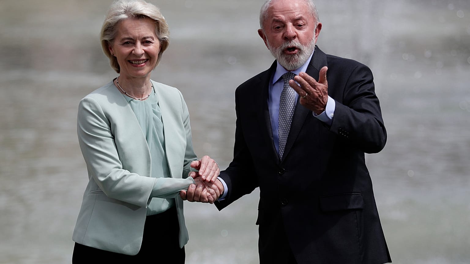 El Presidente de Brasil, Luiz Inácio Lula da Silva, a la derecha, saluda a la prensa mientras estrecha la mano de la Presidenta de la Comisión Europea, Ursula von der Leyen.