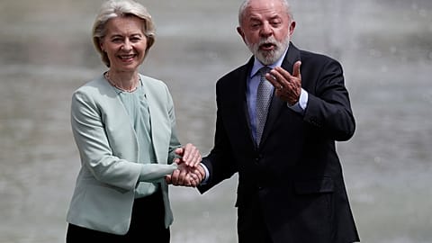 O presidente brasileiro Luiz Inácio Lula da Silva, à direita, cumprimenta a imprensa enquanto aperta a mão da presidente da Comissão Europeia, Ursula von der Leyen.