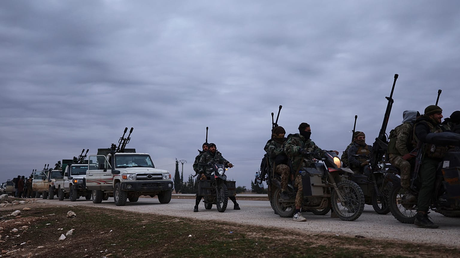 Szíriai kormányerők konvoja halad a Deir Hafer városába vezető úton, Szíria, 2026. január 17., szombat.