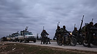 Szíriai kormányerők konvoja halad a Deir Hafer városába vezető úton, Szíria, 2026. január 17., szombat.