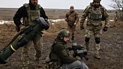 يستعد الجنود لتشغيل نظام صواريخ مضاد للدبابات من طراز FGM-148 "جافلين"، خلال تدريب قرب الخطوط الأمامية في منطقة زابوريجيا بأوكرانيا،