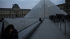 ينتظر الزوار عند مدخل متحف اللوفر بينما كان الموظفون على وشك التصويت بشأن ما إذا كانوا سيستمرون في الإضراب الذي أغلق أكثر المتاحف زيارةً في العالم،
