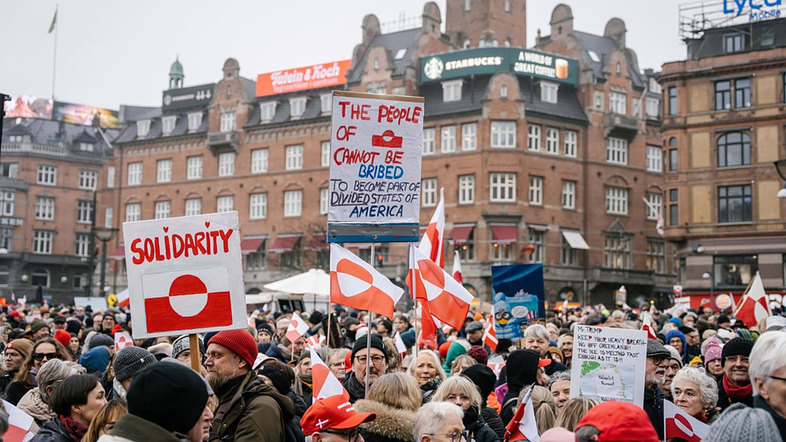 People march during a pro- Greenlanders demonstration, in Copenhagen, Denmark, Saturday, Jan. 17, 2026. 