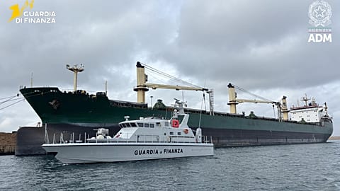Beschlagnahmtes Schiff im Hafen von Brindisi