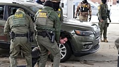 عناصر من شرطة الحدود الأمريكية يخرجون شخصًا من مركبة في مدينة سانت بول بولاية مينيسوتا، في 11 يناير 2026.