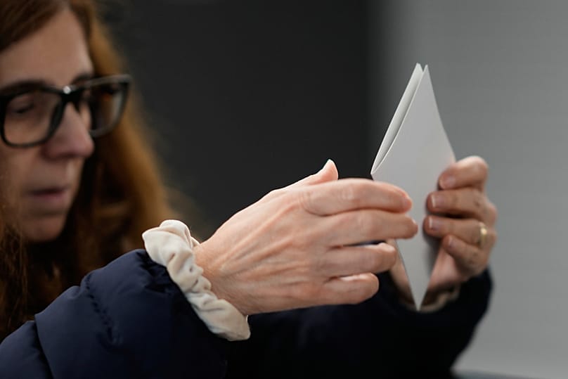 Uma eleitora vota nas eleições presidenciais de Portugal numa secção eleitoral em Lisboa.