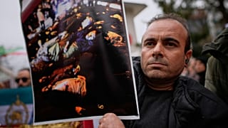 La gente asiste a una manifestación en apoyo de las protestas antigubernamentales de Irán en Yalova, Turquía