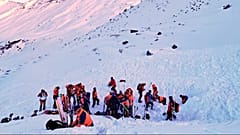 Auf diesem von der Bergrettung Pongau zur Verfügung gestellten Foto suchen Retter nach einem Lawinenabgang im Salzburger Pongau im Westen Österreichs nach Menschen, Samstag, 17. Januar 2026