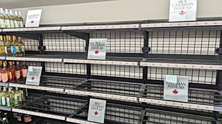 Znaki "Za miast tego kupuj kanadyjskie" w kanadyjskim sklepie monopolowym. Kwiecień 2025