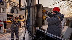 Elektriker führen Notreparaturen an einem Strommast durch, nachdem ein Transformator aufgrund regelmäßiger russischer Luftangriffe ausgebrannt war, Kiew, Ukraine, Mittwoch, 14. Januar 2026