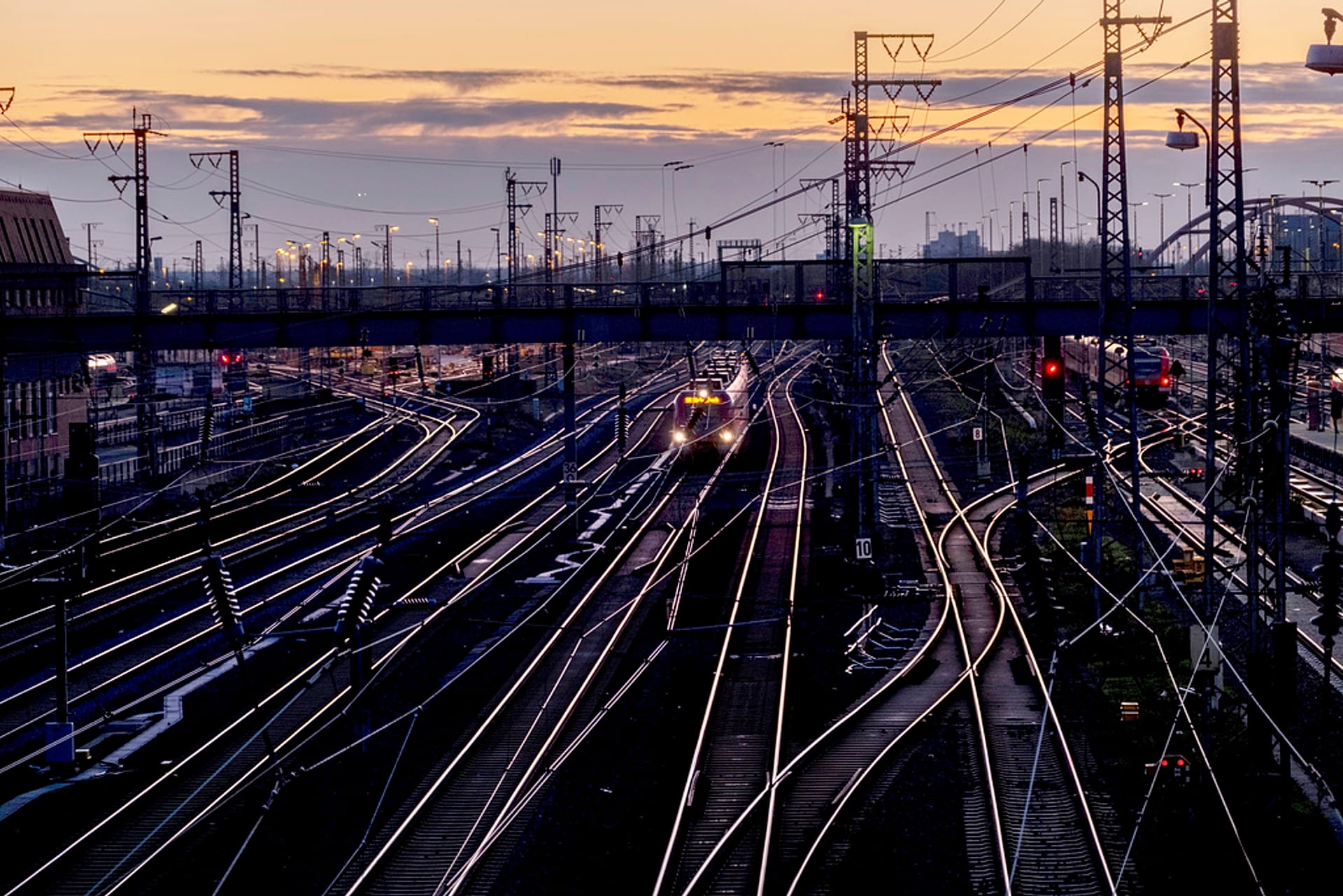Key EU transport network projects set to miss 2030 targets, EU auditors ...