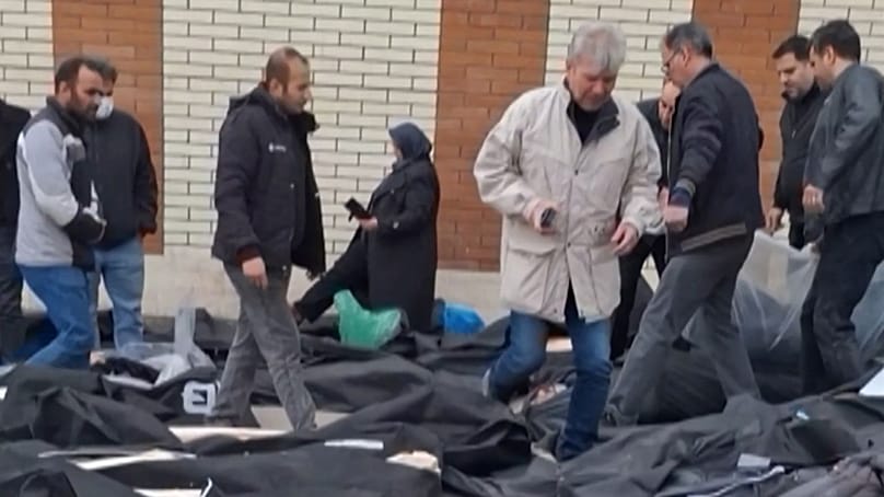 Holttestek közt kutatva