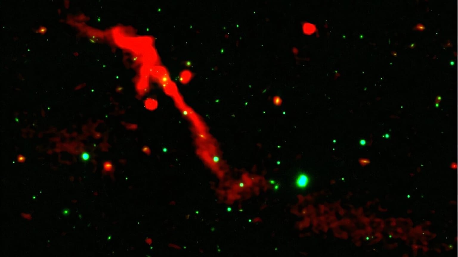  J1007+3540 adı verilen süper kütleli kara deliğin fırlattığı jet akışı