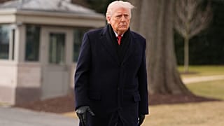  الرئيس دونالد ترامب يتوجه إلى طائرة المارين وان للمغادرة من الحديقة الجنوبية للبيت الأبيض، يوم الجمعة 16 يناير/كانون الثاني 2026، في واشنطن. 