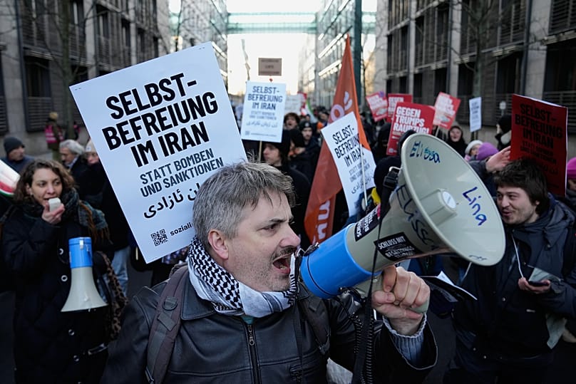 Protestujący biorą udział w demonstracji poparcia dla ogólnokrajowych masowych protestów w Iranie przeciwko rządowi, w Berlinie w Niemczech, w niedzielę 18 stycznia 2026 r.