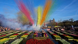 Amszterdamban a Museumplein-en pirotechnikai eszközöket gyújtanak meg a Nemzeti Tulipánnap, a 2026-os tulipánszezon megnyitása alkalmából, 2026. január 17-én, szombaton.