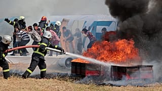 Un avión de transporte se estrella en Indonesia. Se ha recuperado un cadáver. ¿Dónde están los demás pasajeros? 