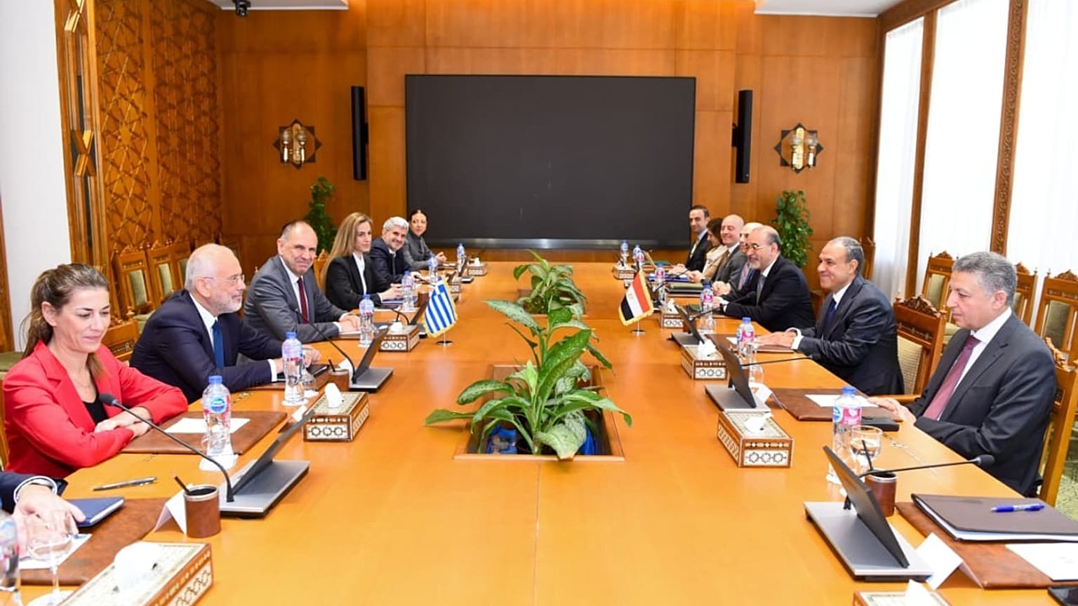 Διευρυμένες συνομιλίες μεταξύ αντιπροσωπειών Ελλάδας - Αιγύπτου στο Κάιρο