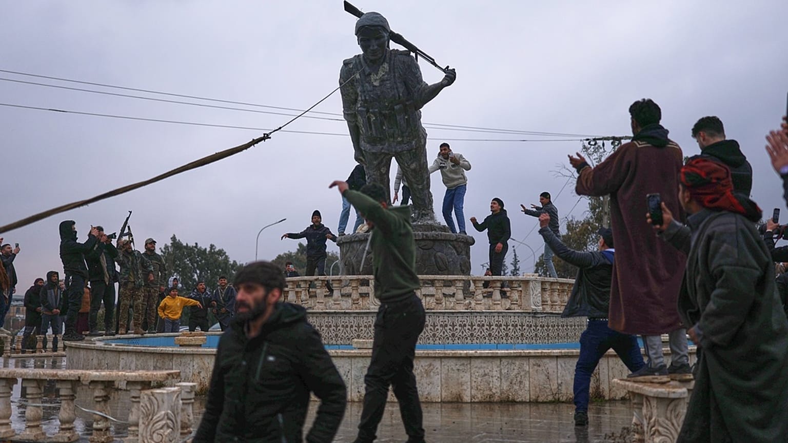 إسقاط تمثال لمقاتلة كردية بعد سيطرة القوات الحكومية على البلدة من قوات سوريا الديمقراطيةفي الطبقة، شرق سوريا، يوم الأحد 18 يناير 2026. 