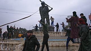 إسقاط تمثال لمقاتلة كردية بعد سيطرة القوات الحكومية على البلدة من قوات سوريا الديمقراطيةفي الطبقة، شرق سوريا، يوم الأحد 18 يناير 2026. 