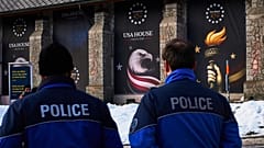 Polizisten gehen vor dem Haus der USA vor dem Jahrestreffen des Weltwirtschaftsforums in Davos, 17. Januar 2026