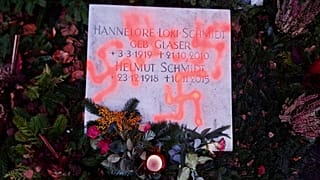 Helmut Schmidts Grab mit Hakenkreuzen beschmiert - Staatsschutz ermittelt
