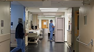 يعمل الأطباء والمختصون في المرفق الجراحي أثناء إجراء عملية زراعة كلية في مستشفى MedStar Georgetown University في واشنطن العاصمة، يوم الثلاثاء 28 يونيو 2016. (صورة أسوشيتد برس/