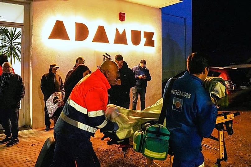 یک مجروح با آمبولانس در شهر آداموس منتقل می‌شود؛ ۱۹ ژانویه ۲۰۲۶ — عکس از آسوشیتدپرس