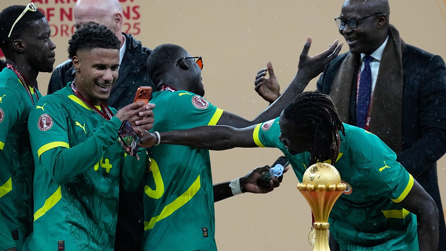 لاعبو السنغال يحتفلون بفوزهم في نهائي كأس الأمم الأفريقية لكرة القدم بين السنغال والمغرب، في الرباط، المغرب، الأحد 18 يناير 2026