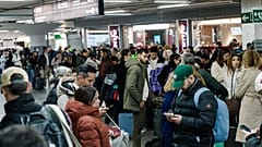 Am Sonntag, 18. Januar 2026, warten Fahrgäste in der Halle des Madrider Bahnhofs. Zuvor gab es die Ankündigung einer Betriebssperre wegen eines Unfalls mit zwei Zügen.