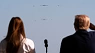 دونالد ترامپ و همسرش در حال مشاهده مانور جنگنده‌های بی۲