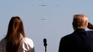 دونالد ترامپ و همسرش در حال مشاهده مانور جنگنده‌های بی۲