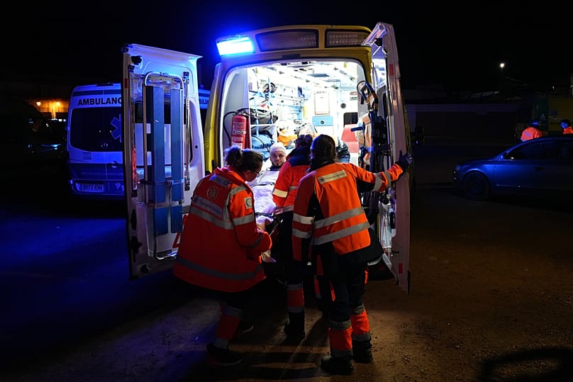 Una persona herida es trasladada en ambulancia en Adamuz, cerca de Córdoba, en el sur de España, el lunes 19 de enero de 2026, tras el descarrilamiento de un tren.