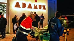 Eine verletzte Person wird in das Behelfskrankenhaus im Sportzentrum in Adamuz, in der Nähe von Cordoba, Südspanien, am Montag, 19. Januar 2026, gebracht.