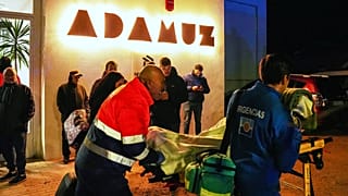 Una persona herida es trasladada al hospital improvisado en el polideportivo de Adamuz, cerca de Córdoba, sur de España, el lunes 19 de enero de 2026