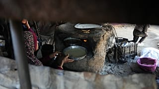 نازحة فلسطينية داخل خيمتها في دير البلح، وسط قطاع غزة، السبت 17 يناير/كانون الثاني 2026.