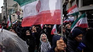 يتجمّع الناس ويرفعون شعارات خلال مظاهرة مناهضة للولايات المتحدة وإسرائيل دعماً للحكومة الإيرانية، في إسطنبول، تركيا، يوم الأحد 18 يناير 2026. (تصوير: إمراه غوريل/أسوشيتد برس)