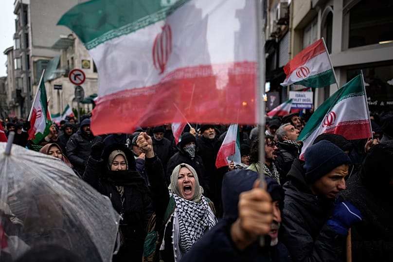 يهتف الناس بشعارات خلال مظاهرة مناهضة للولايات المتحدة وإسرائيل دعماً للحكومة الإيرانية، في إسطنبول، تركيا، يوم الأحد 18 يناير 2026. (تصوير: أسوشيتد برس/ إمراه غوريل)