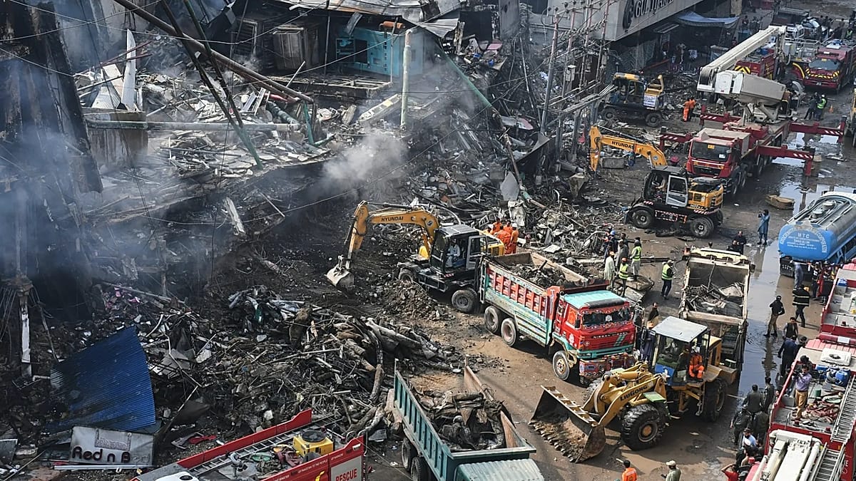 Death toll in Karachi shopping plaza fire rises to 23 as search continues for 46 missing