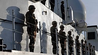 عناصر البحرية الإيرانية يقفون على سفينة زاغروس المخصصة للاستخبارات الإشارية بعد انضمامها للأسطول في خليج عُمان، يناير 2025.